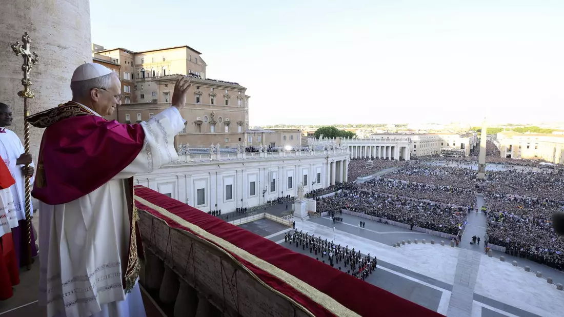 Auf dem Petersplatz jubelten dem neuen Papst mehr als 100.000 Menschen zu. - Bild: Vatican Media/IPA via ZUMA Press/dpa