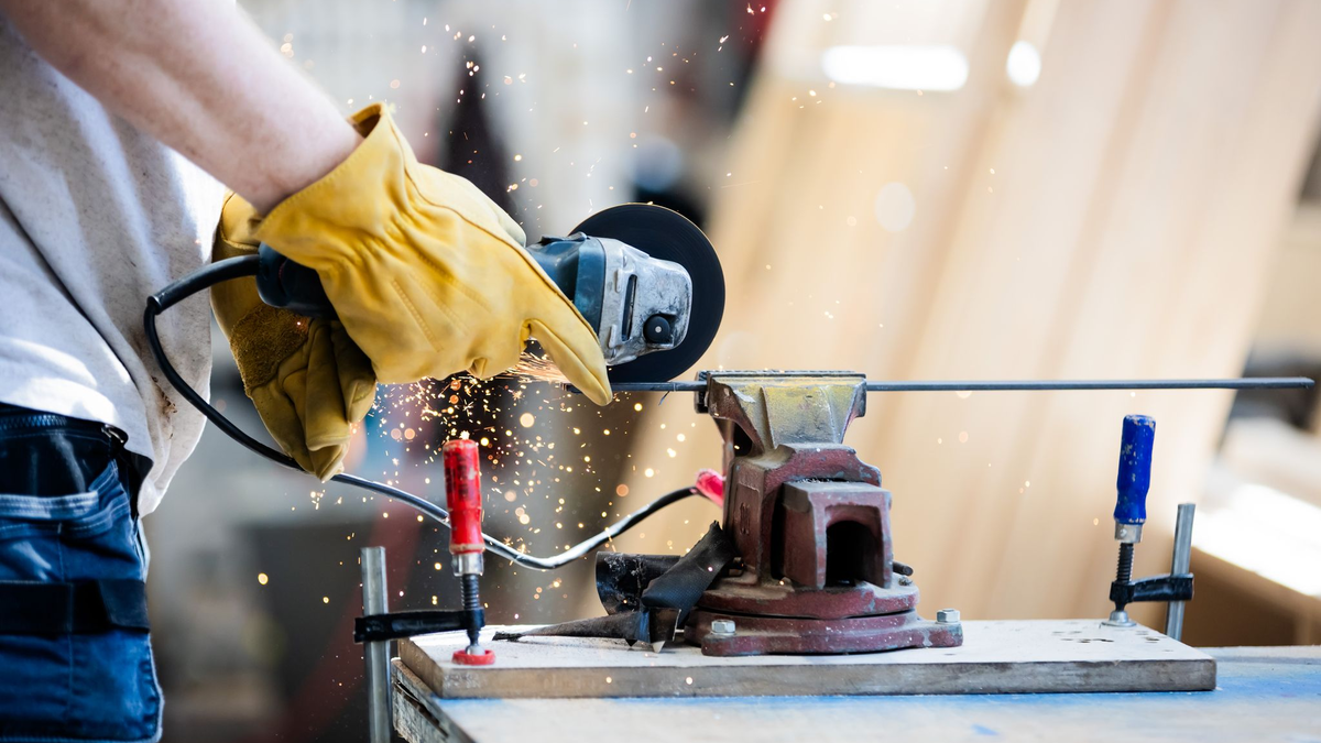 Aktuell läuft es mau - doch viele Betriebe erwarten Besserung. (Illustration) - Foto: Christoph Soeder/dpa