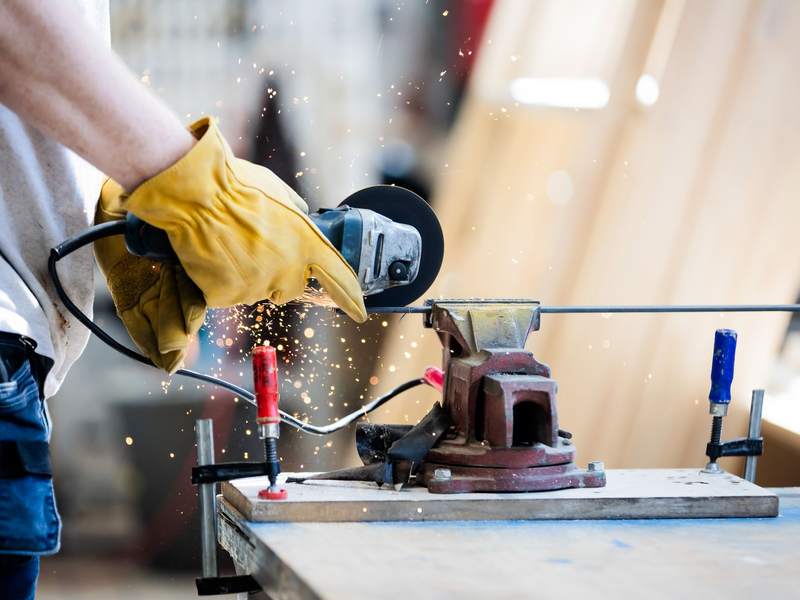 Aktuell läuft es mau - doch viele Betriebe erwarten Besserung. (Illustration) - Foto: Christoph Soeder/dpa