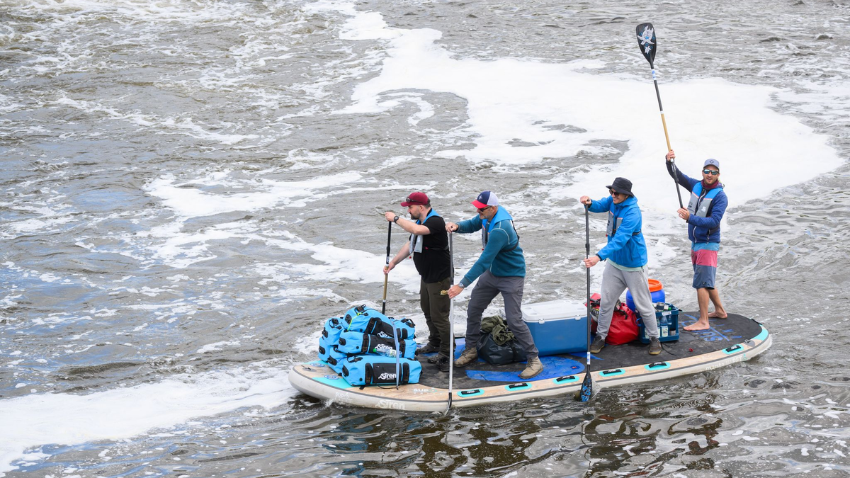 Mit einer außergewöhnlichen Tour auf der Weser will eine Gruppe Männer Spenden für ein Kinderhospiz sammeln.  - Foto: Julian Stratenschulte/dpa