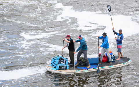 Mit einer auĂergewöhnlichen Tour auf der Weser will eine Gruppe MĂ€nner Spenden fĂŒr ein Kinderhospiz sammeln. - Foto: Julian Stratenschulte/dpa Mit einer auĂergewöhnlichen Tour auf der Weser will eine Gruppe MĂ€nner Spenden fĂŒr ein Kinderhospiz sammeln. - Foto: Julian Stratenschulte/dpa