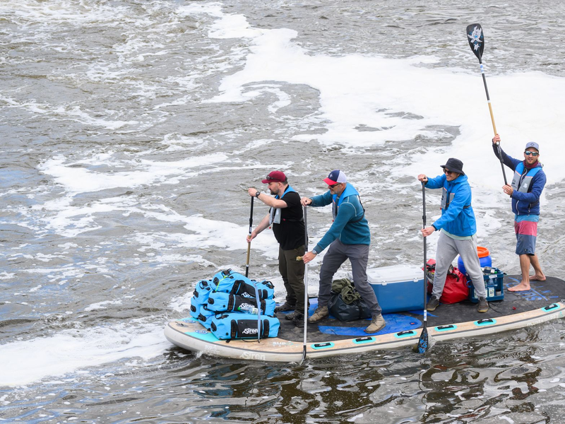 Mit einer außergewöhnlichen Tour auf der Weser will eine Gruppe Männer Spenden für ein Kinderhospiz sammeln. - Foto: Julian Stratenschulte/dpa