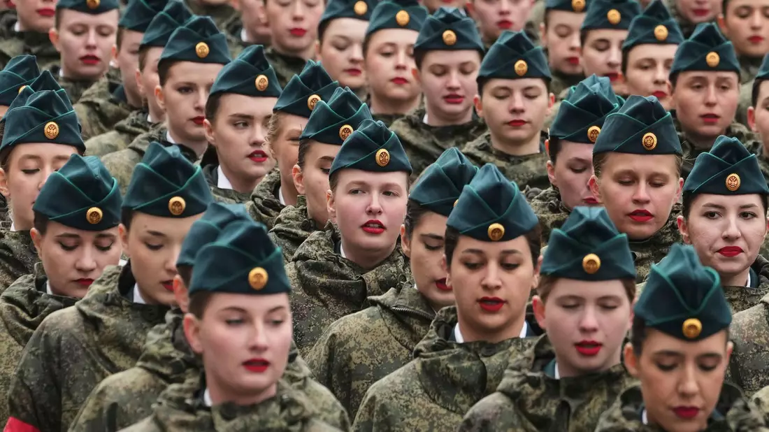 Paraden gibt es auch in anderen Städten Russlands. (Archivbild) - Bild: Dmitri Lovetsky/AP/dpa
