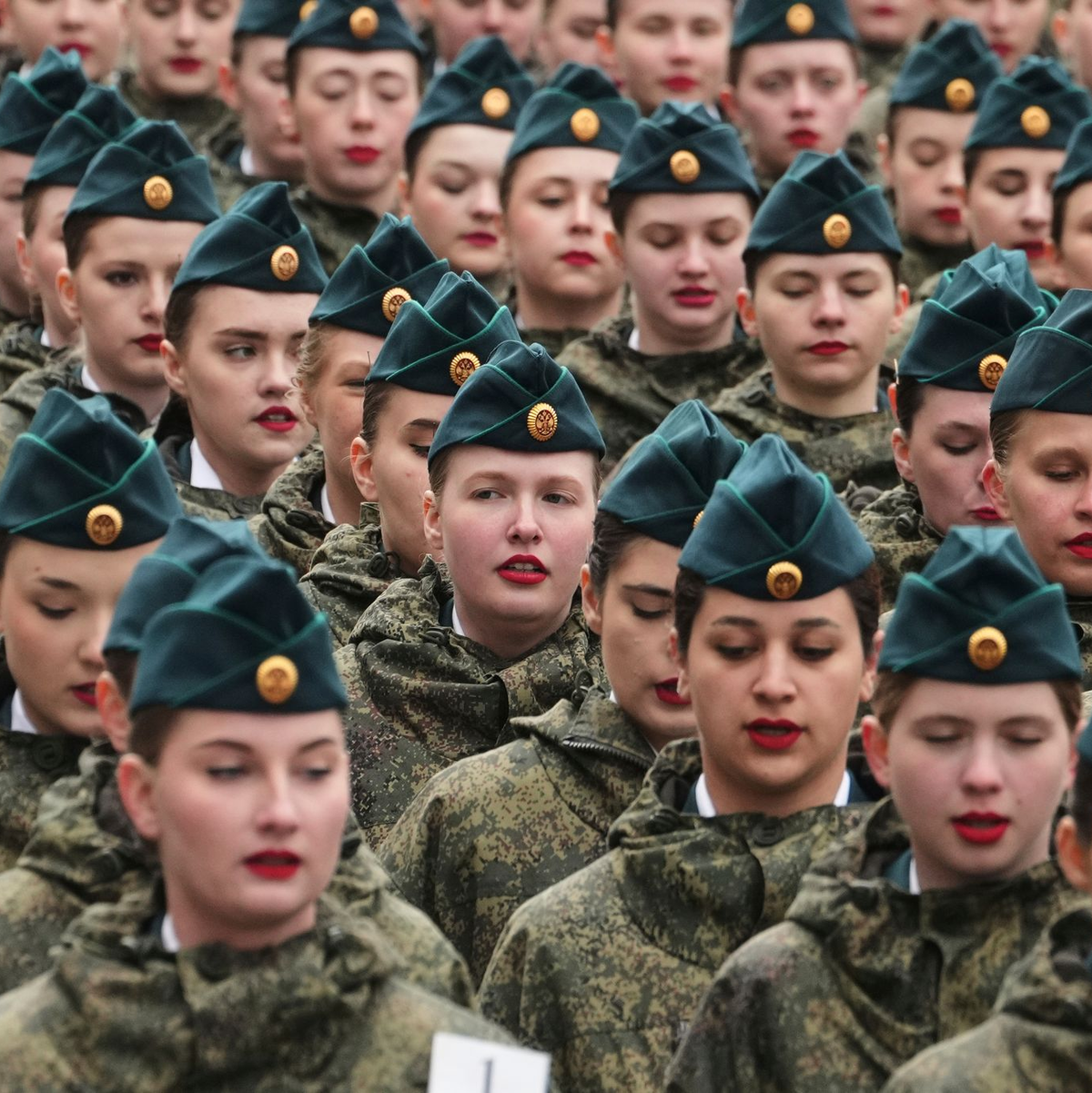 Paraden gibt es auch in anderen Städten Russlands. (Archivbild) - Foto: Dmitri Lovetsky/AP/dpa