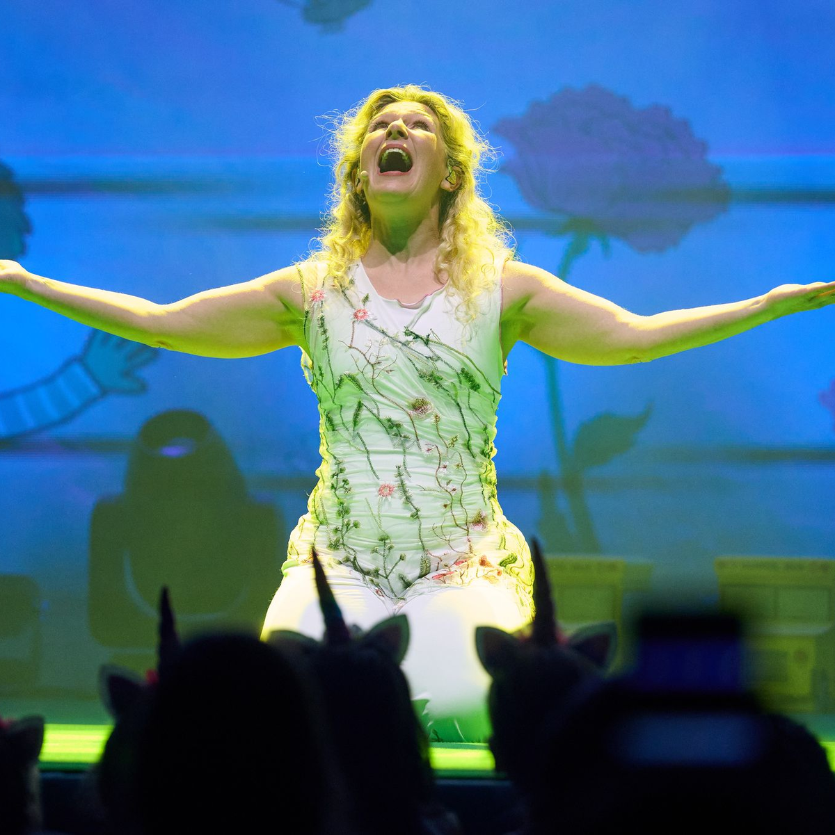 Simone Sommerland animiert zum Mitmachen. - Foto: Bernd Thissen/dpa