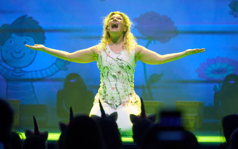 Simone Sommerland animiert zum Mitmachen. - Foto: Bernd Thissen/dpa