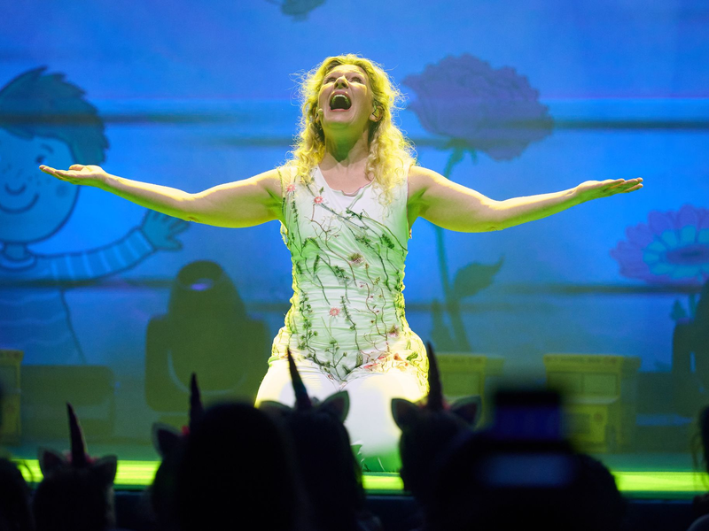 Simone Sommerland animiert zum Mitmachen. - Foto: Bernd Thissen/dpa