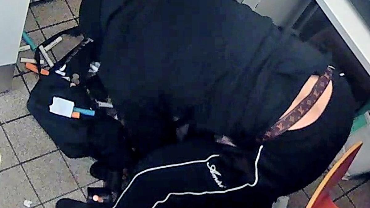 POL-GÖ: (146/2025) Göttingen: Überfall auf Schnellrestaurant im September 2024, Polizei fahndet mit Bildern aus Überwachungskamera nach zwei maskierten Tätern - Foto: presseportal.de