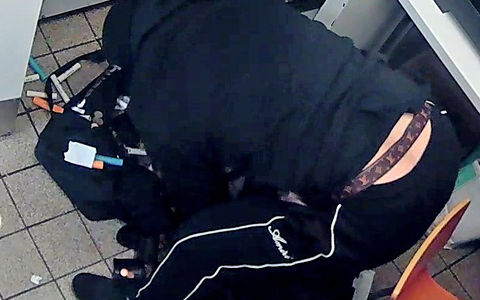 POL-GÖ: (146/2025) Göttingen: Überfall auf Schnellrestaurant im September 2024, Polizei fahndet mit Bildern aus Überwachungskamera nach zwei maskierten Tätern - Foto: presseportal.de POL-GÖ: (146/2025) Göttingen: Überfall auf Schnellrestaurant im September 2024, Polizei fahndet mit Bildern aus Überwachungskamera nach zwei maskierten Tätern - Foto: presseportal.de