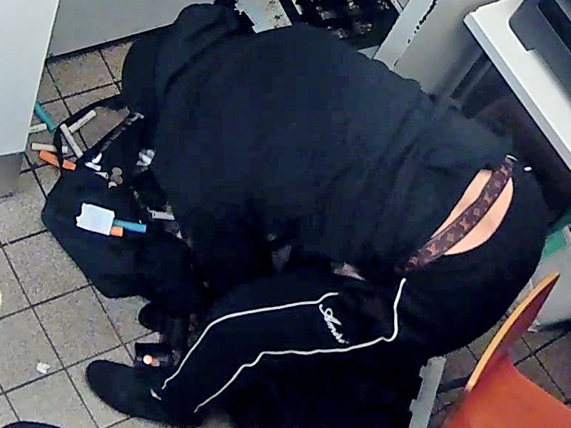 POL-GÖ: (146/2025) Göttingen: Überfall auf Schnellrestaurant im September 2024, Polizei fahndet mit Bildern aus Überwachungskamera nach zwei maskierten Tätern - Foto: presseportal.de