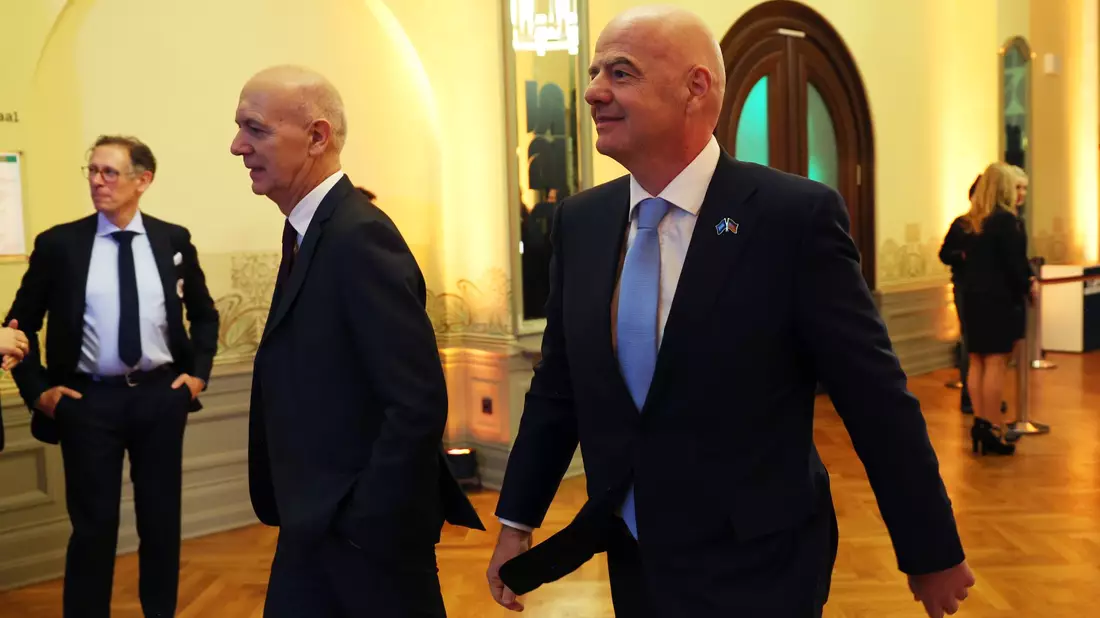 DFB-Präsident Bernd Neuendorf (l.) hat eine klare Meinung zu einer weiteren WM-Ausweitung.  - Bild: Maja Hitij/Getty Images Europe Pool/dpa