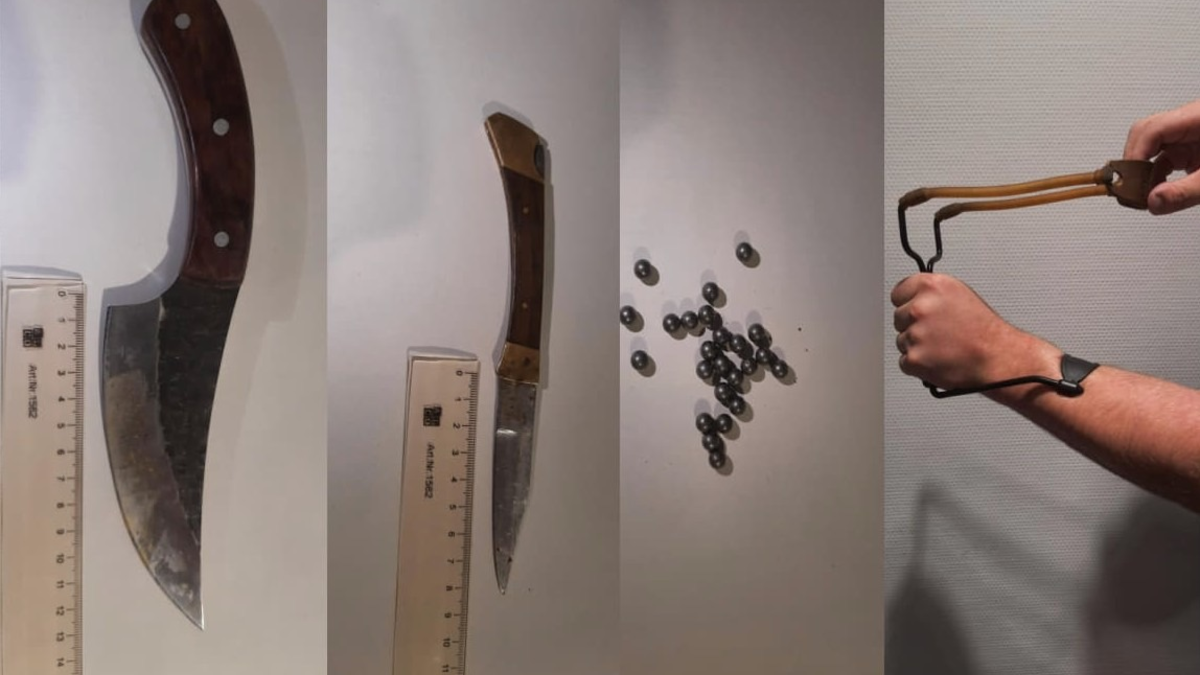 BPOLD FRA: Ohne Fahrschein, dafür mit Präzisionsschleuder und Messern: Bundespolizisten nehmen Mann am Fernbahnhof fest - Foto: presseportal.de