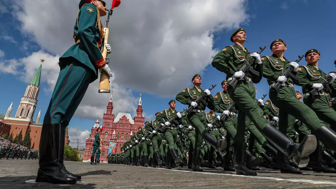 Die traditionelle Militärparade auf dem Roten Platz zum Sieg der Sowjetunion über Nazi-Deutschland am 9. Mai gilt auch als Machtdemonstration Moskau. - Bild: Maxim Shipenkov/AP/dpa