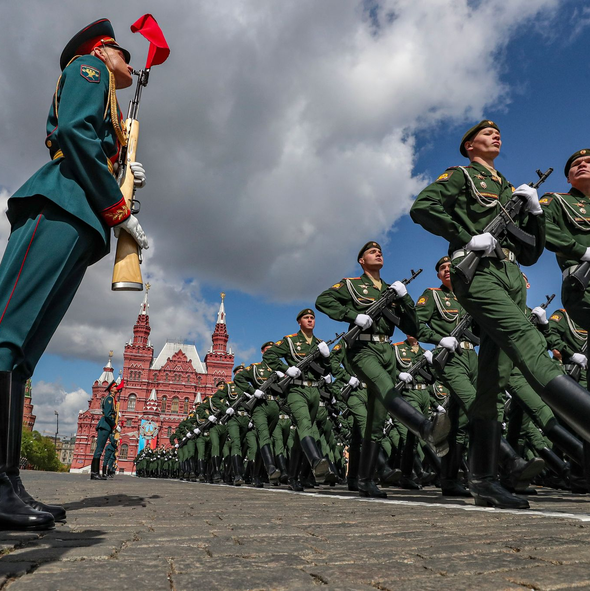 Die traditionelle Militärparade auf dem Roten Platz zum Sieg der Sowjetunion über Nazi-Deutschland am 9. Mai gilt auch als Machtdemonstration Moskau. - Foto: Maxim Shipenkov/AP/dpa