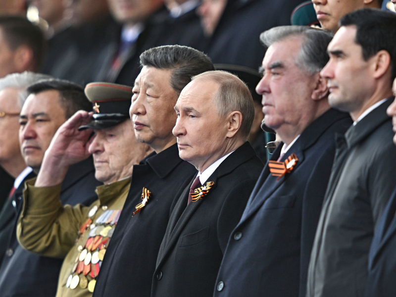 Zum 80. Jahrestag des Sieges über Nazi-Deutschland nahm der russische Präsident Wladimir Putin die traditionelle Militärparade auf dem Roten Platz in Moskau ab. - Foto: Sergei Bobylev/Photo host agency RIA Novosti/AP/dpa