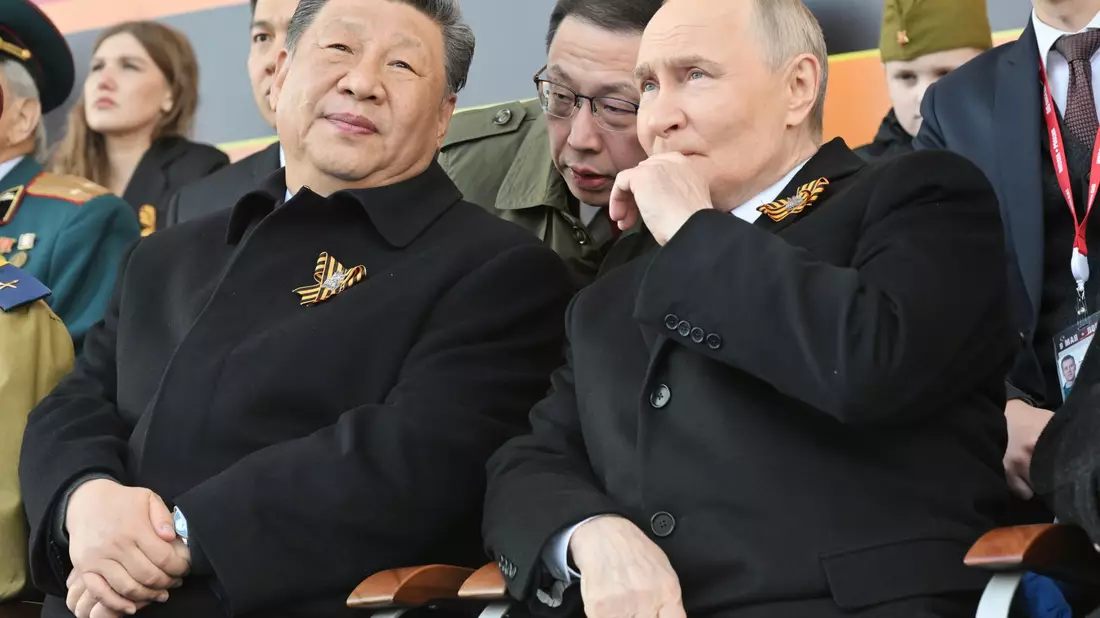 Der chinesische Präsident Xi Jinpin (l) ist bei der russischen Militärparade anlässlich des 80. Jahrestages des Sieges über Nazideutschland der höchste Staatsgast auf der Tribüne neben dem russischen Präsidenten Wladimir Putin (r). - Bild: Mikhail Korytov/Photo host agency RIA Novosti/AP/dpa