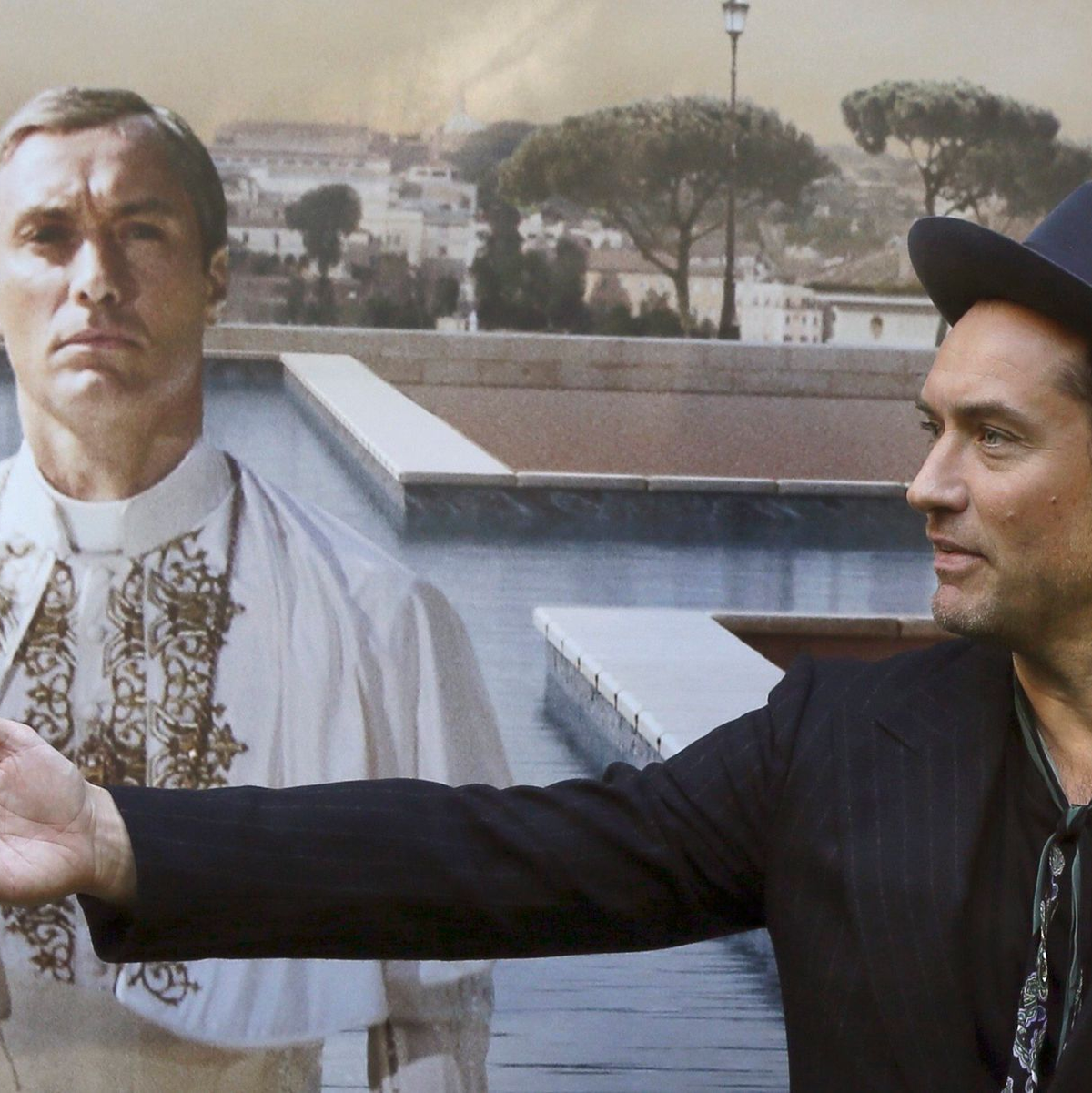 Die Serie «The Young Pope» wurde 2016 bei den Filmfestspielen in Venedig vorgestellt - hier Regisseur Paolo Sorrentino (links) und der Hauptdarsteller Jude Law. - Foto: picture alliance / dpa