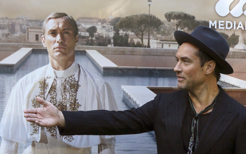 Die Serie «The Young Pope» wurde 2016 bei den Filmfestspielen in Venedig vorgestellt - hier Regisseur Paolo Sorrentino (links) und der Hauptdarsteller Jude Law. - Foto: picture alliance / dpa