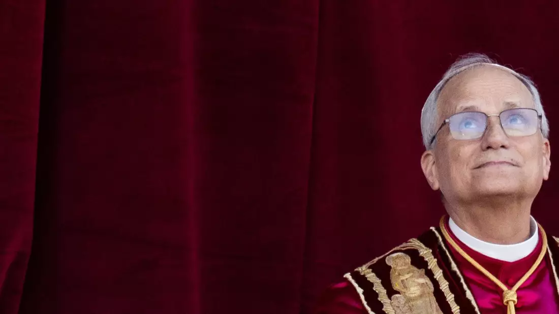 Der neue Papst Leo XIV. erscheint nach dem Konklave auf dem Balkon des Petersdoms. Mit ihm könnte eine neue Ära in der katholischen Kirche beginnen. - Bild: Marijan Murat/dpa