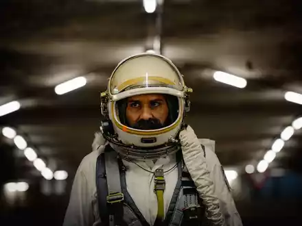 „KOSMOS CHEMNITZ“: MDR schickt „Karl Marx“ als Kosmonaut ins Europäische Kulturhauptstadtjahr 2025 - Foto: presseportal.de