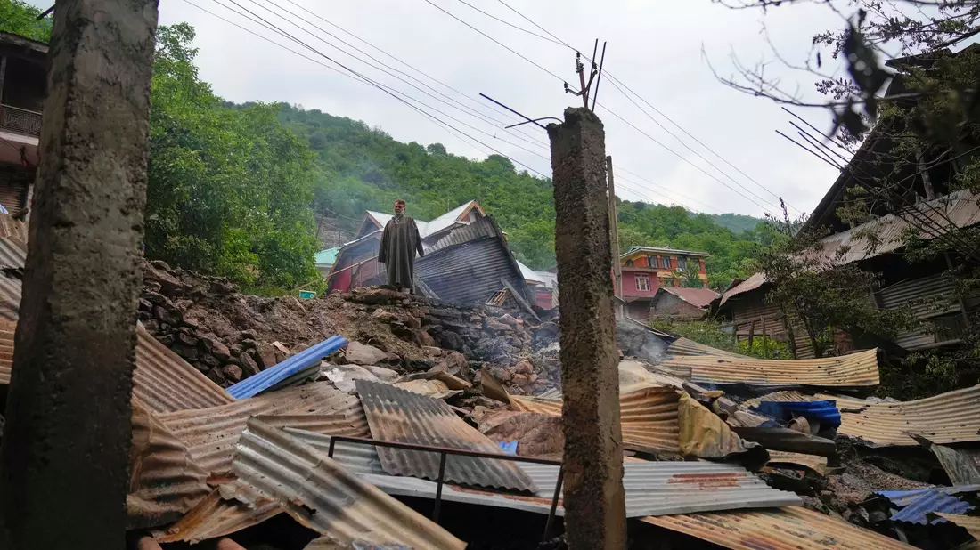 Ein Mann inspiziert sein beschädigtes Haus nach dem nächtlichen Beschuss aus Pakistan im Dorf Gingal im Bezirk Uri im indisch kontrollierten Kaschmir. - Bild: Dar Yasin/AP/dpa