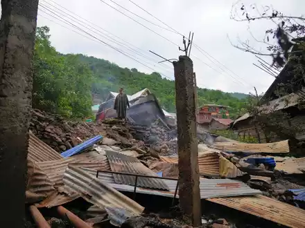 Ein Mann inspiziert sein beschädigtes Haus nach dem nächtlichen Beschuss aus Pakistan im Dorf Gingal im Bezirk Uri im indisch kontrollierten Kaschmir. - Foto: Dar Yasin/AP/dpa