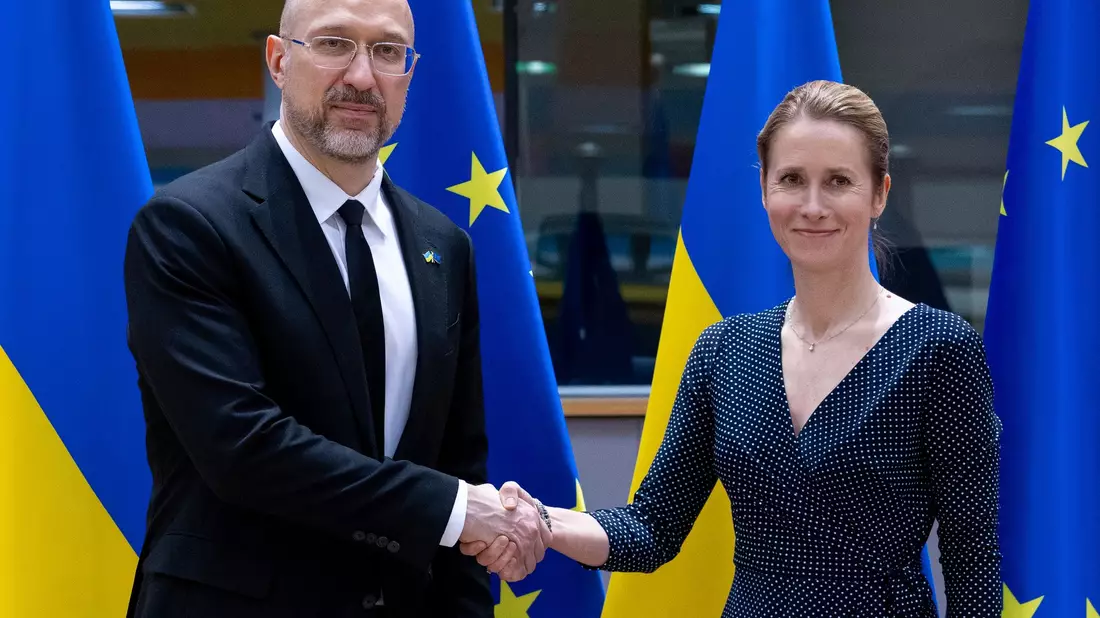 Symbolisch am Europatag reiste die EU-Außenbeauftragte Kaja Kallas (r) in Begleitung von Außenministern der EU-Staaten ins westukrainische Lwiw (Lemberg) unter anderem zu Gesprächen mit dem ukrainischen Regierungschef Denys Schmyhal (l) (Archivbild) - Bild: Omar Havana/AP/dpa