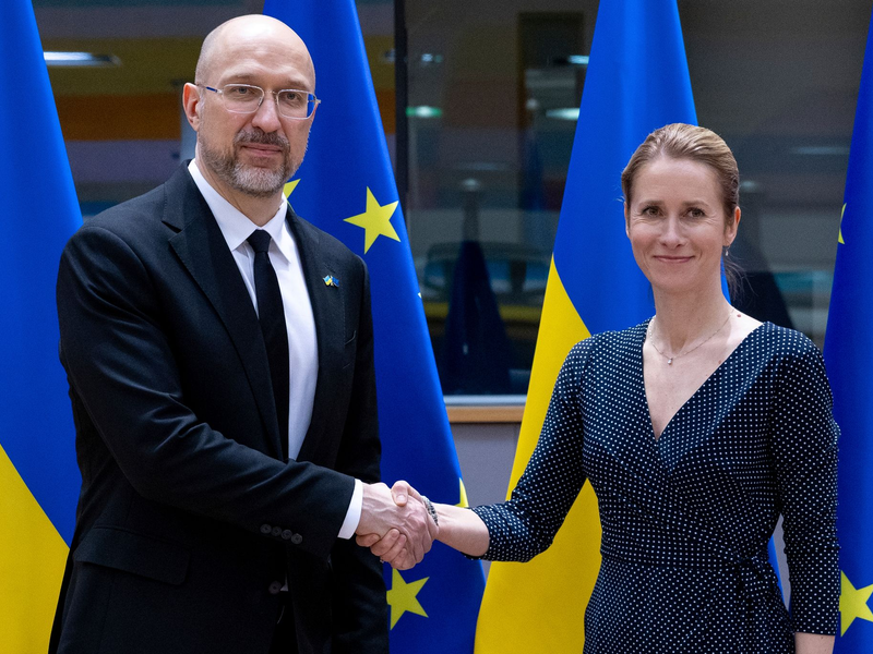 Symbolisch am Europatag reiste die EU-Außenbeauftragte Kaja Kallas (r) in Begleitung von Außenministern der EU-Staaten ins westukrainische Lwiw (Lemberg) unter anderem zu Gesprächen mit dem ukrainischen Regierungschef Denys Schmyhal (l) (Archivbild) - Foto: Omar Havana/AP/dpa