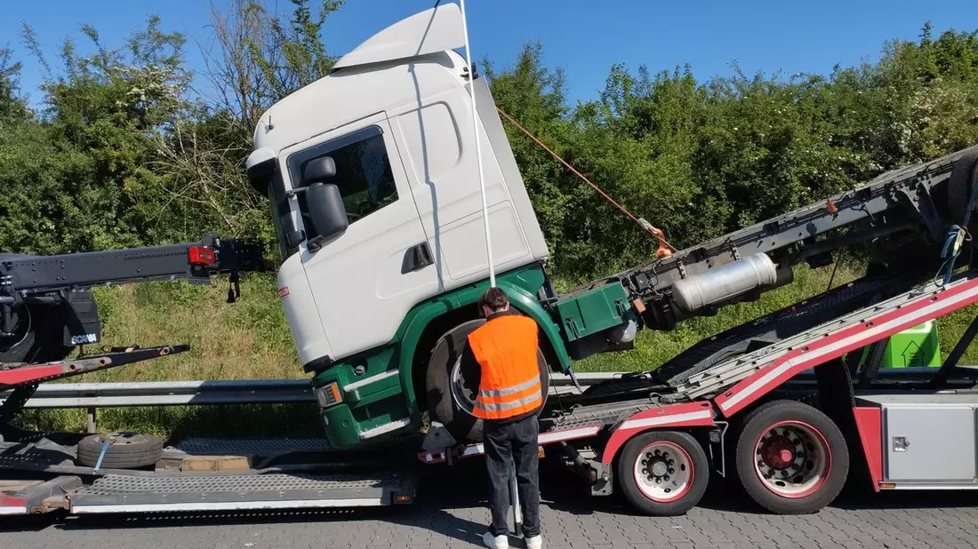 POL-EL: Polizeiinspektion Emsland / Grafschaft Bentheim - Gemeinsamer Kontrolltag auf dem Rastplatz Bentheimer Wald - Praktikanten erleben Polizeialltag hautnah - Bild: presseportal.de