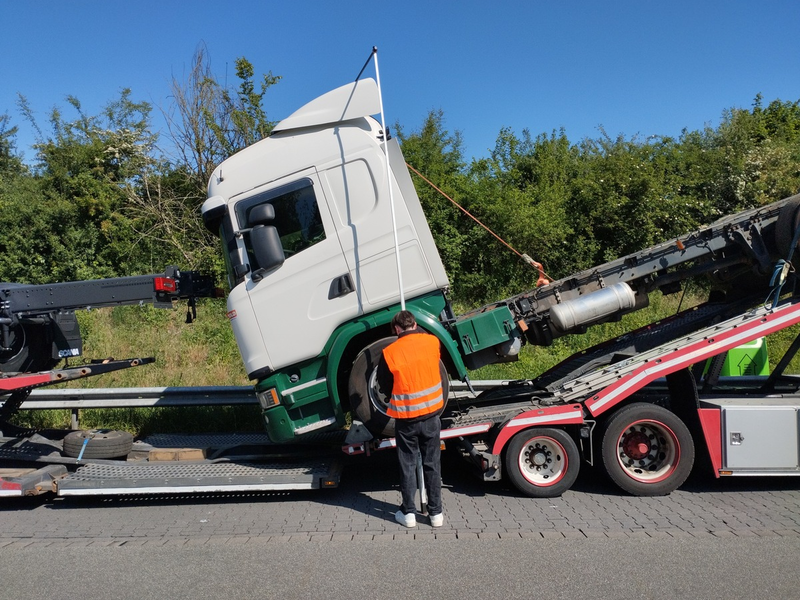 POL-EL: Polizeiinspektion Emsland / Grafschaft Bentheim - Gemeinsamer Kontrolltag auf dem Rastplatz Bentheimer Wald - Praktikanten erleben Polizeialltag hautnah - Foto: presseportal.de