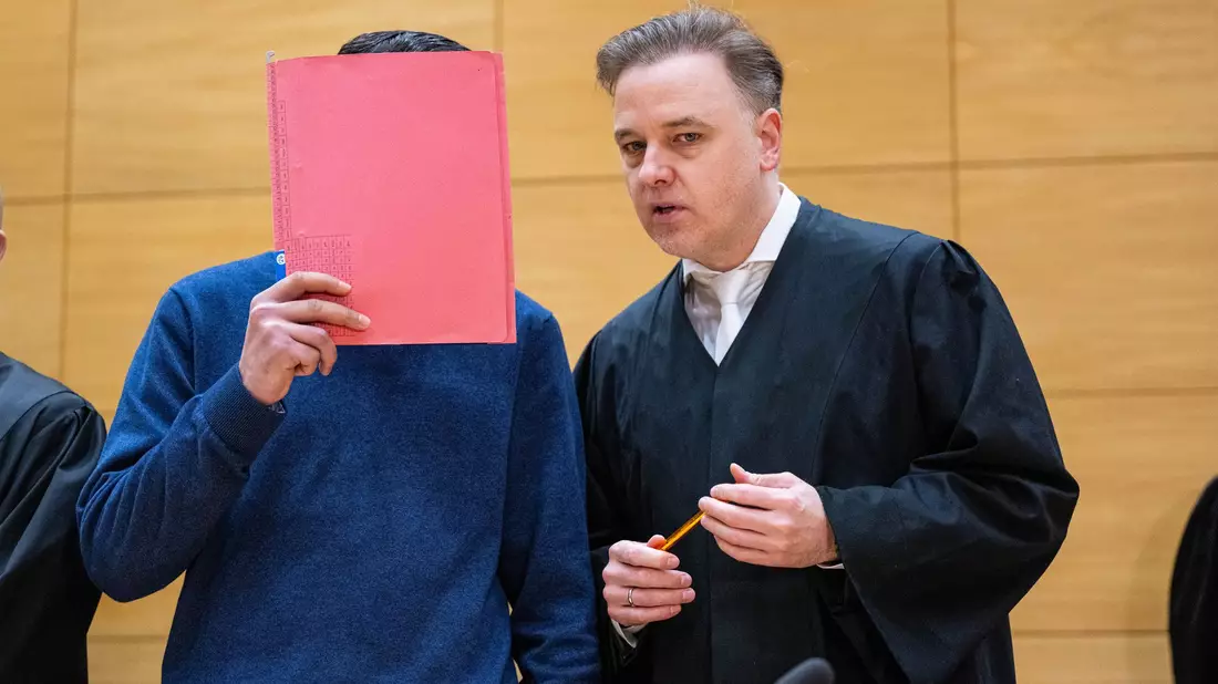Gegen den 19-jährigen Angeklagten ist das Urteil ergangen (Archivbild)  - Bild: Guido Kirchner/dpa