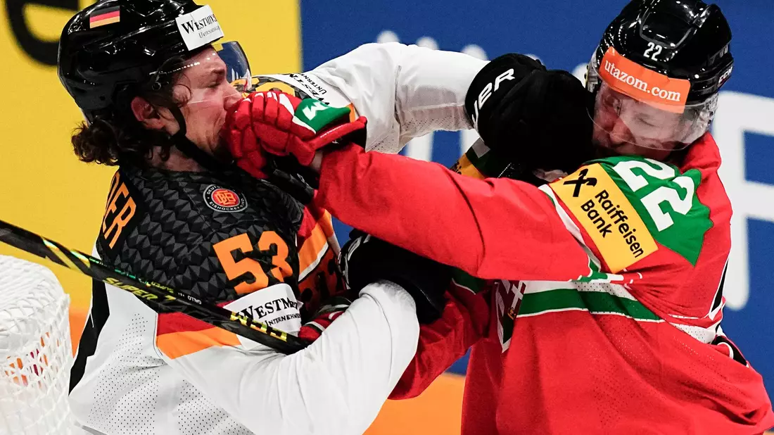 Für Kapitän Moritz Seider (l) und die deutsche Mannschaft geht es zu WM-Beginn gegen die vermeintlich leichtesten Gegner. - Bild: Pavel Golovkin/AP/dpa