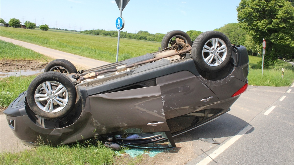 POL-DN: Fahrzeug überschlägt sich nach Kollision - Foto: presseportal.de