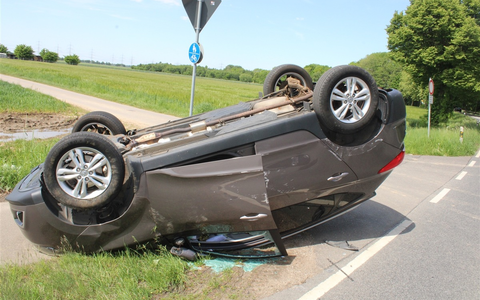 POL-DN: Fahrzeug überschlägt sich nach Kollision - Foto: presseportal.de