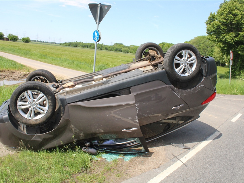 POL-DN: Fahrzeug überschlägt sich nach Kollision - Foto: presseportal.de