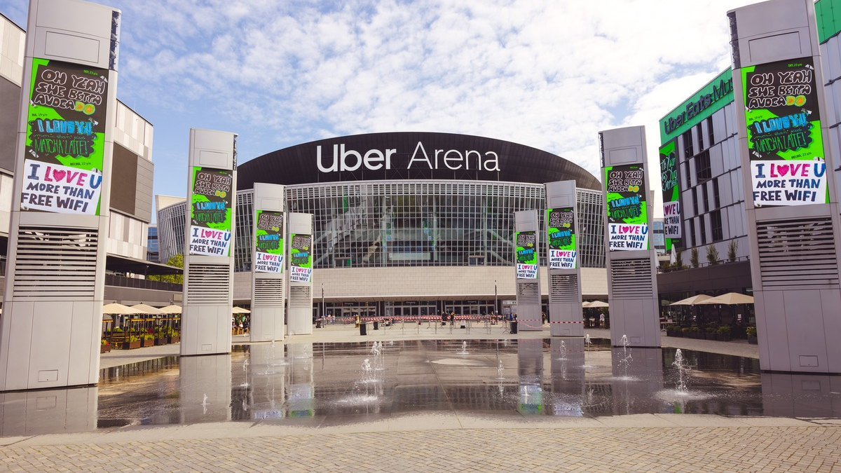 Hauchnah an deinem Star: Rügenwalder Mühle macht die Berliner Uber Arena zum ultimativen Fanposter - Foto: presseportal.de