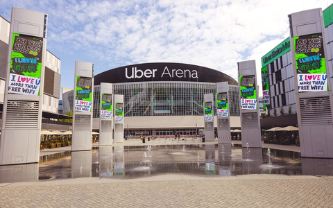 Hauchnah an deinem Star: Rügenwalder Mühle macht die Berliner Uber Arena zum ultimativen Fanposter - Foto: presseportal.de
