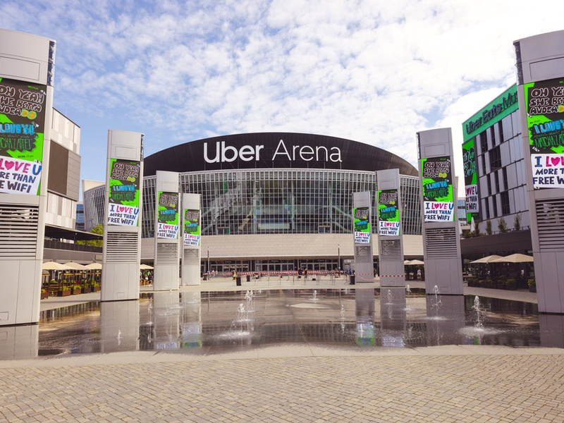Hauchnah an deinem Star: Rügenwalder Mühle macht die Berliner Uber Arena zum ultimativen Fanposter - Foto: presseportal.de