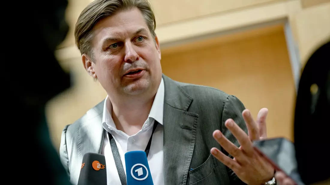 Gegen den AfD-Politiker Maximilian Krah läuft ein Ermittlungsverfahren wegen des Verdachts der Bestechlichkeit und Geldwäsche (Archivbild). - Bild: Britta Pedersen/dpa