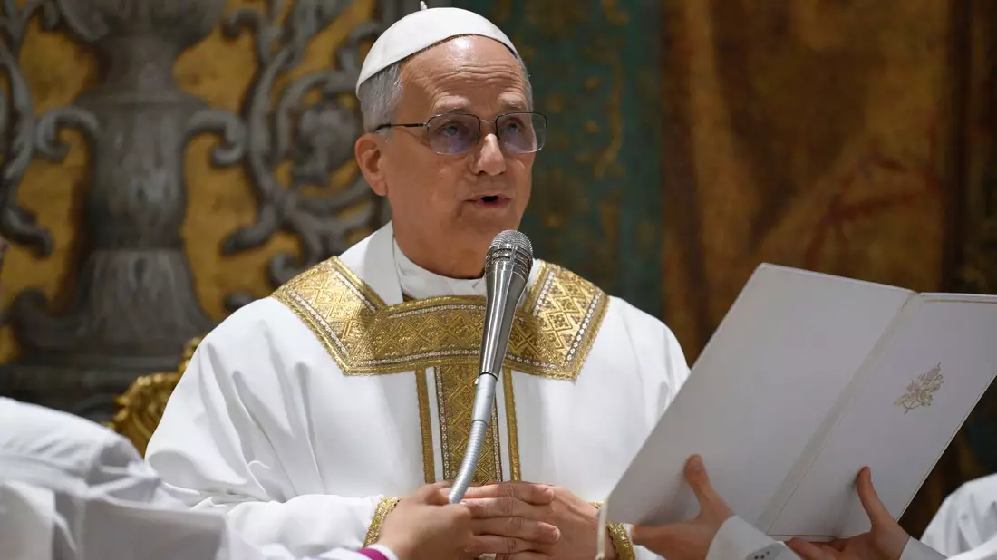 Die Männer, die bis gestern noch seine Mit-Kardinäle waren, sprach Leo in seiner Predigt direkt an: Er zähle auf sie, sagte er. - Bild: Uncredited/Vatican media/AP/dpa