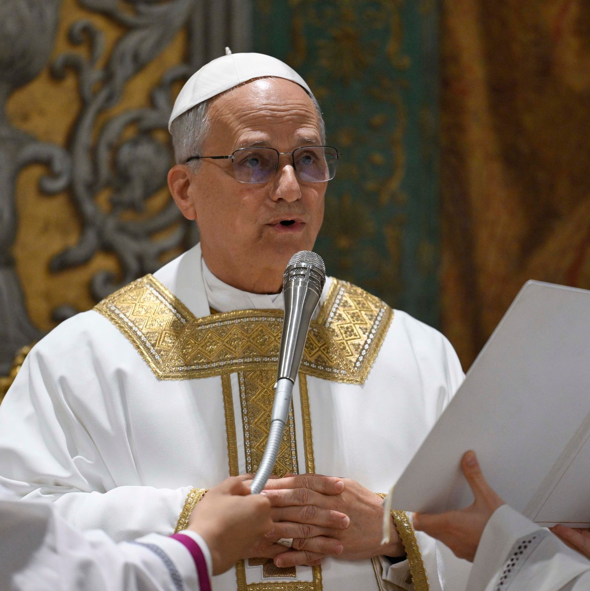 Die Männer, die bis gestern noch seine Mit-Kardinäle waren, sprach Leo in seiner Predigt direkt an: Er zähle auf sie, sagte er. - Foto: Uncredited/Vatican media/AP/dpa