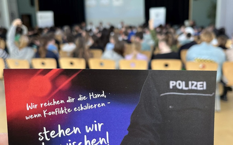 POL-RTK: Erste Veranstaltung der Dialogreihe Cops im Dialog - Polizei und Schule im Austausch im ZustÀndigkeitsbereich des PolizeiprÀsidiums Westhessen, - Foto: presseportal.de POL-RTK: Erste Veranstaltung der Dialogreihe Cops im Dialog - Polizei und Schule im Austausch im ZustÀndigkeitsbereich des PolizeiprÀsidiums Westhessen, - Foto: presseportal.de