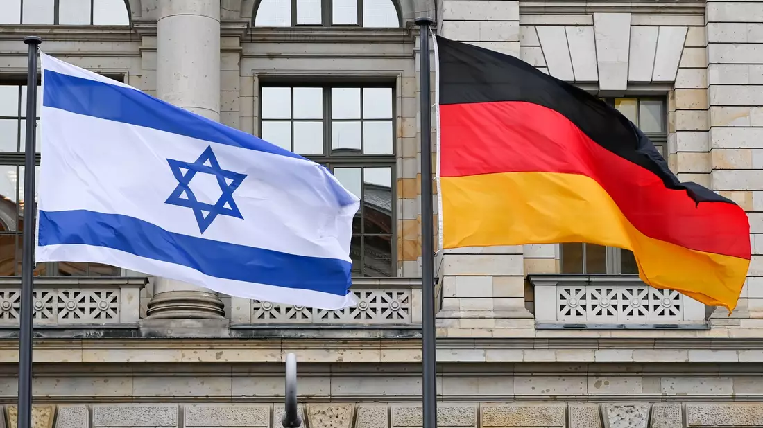 Deutschland und Israel haben zwei Jahrzehnte nach dem Ende des Zweiten Weltkriegs diplomatische Beziehungen aufgenommen. (Archivbild) - Bild: Jens Kalaene/dpa-Zentralbild/ZB