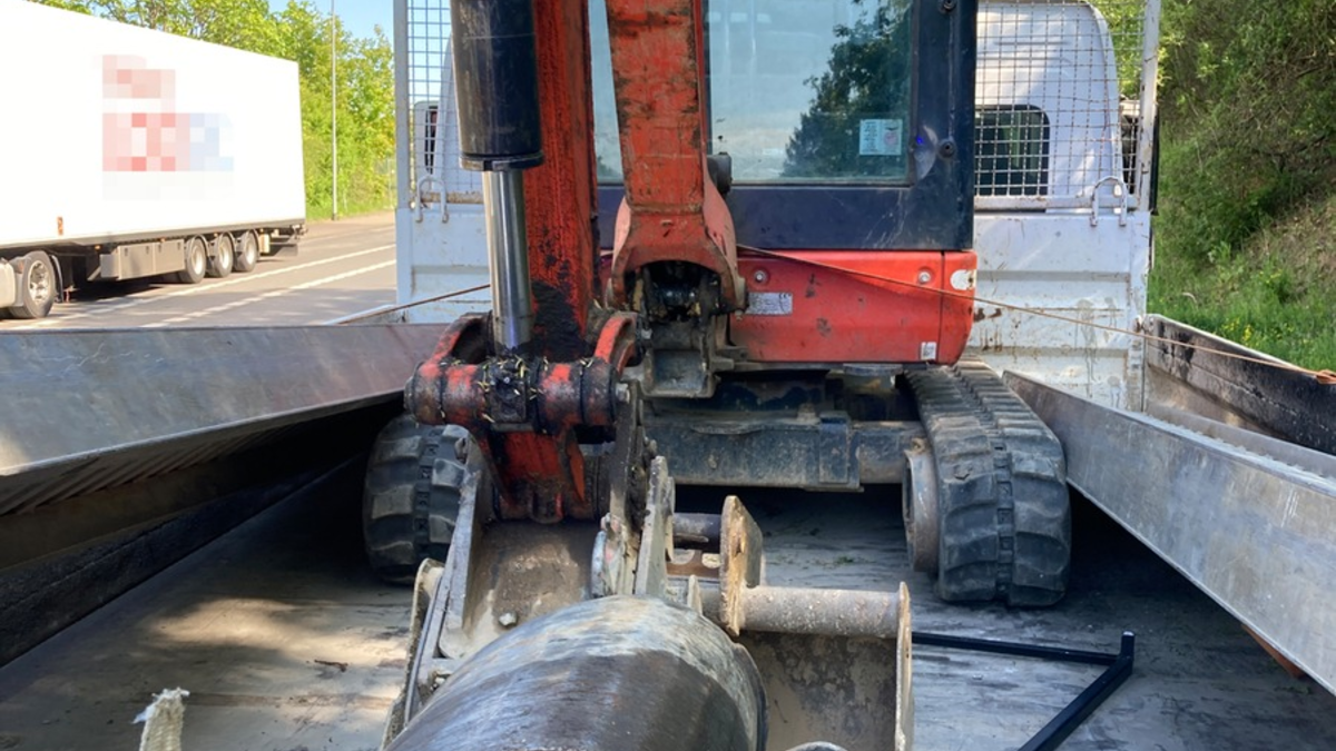 POL-WE: + Kontrollen des Verkehrsdienstes + Fenster hält stand + Heckscheibe eingeschlagen + Lack zerkratzt + - Foto: presseportal.de