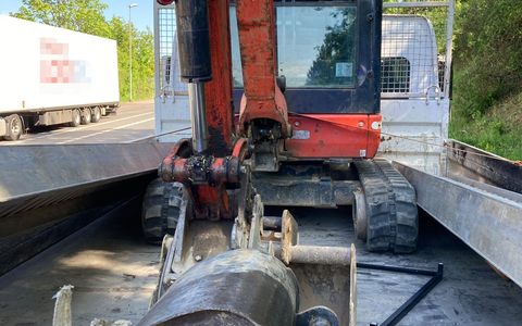 POL-WE: + Kontrollen des Verkehrsdienstes + Fenster hält stand + Heckscheibe eingeschlagen + Lack zerkratzt + - Foto: presseportal.de POL-WE: + Kontrollen des Verkehrsdienstes + Fenster hält stand + Heckscheibe eingeschlagen + Lack zerkratzt + - Foto: presseportal.de