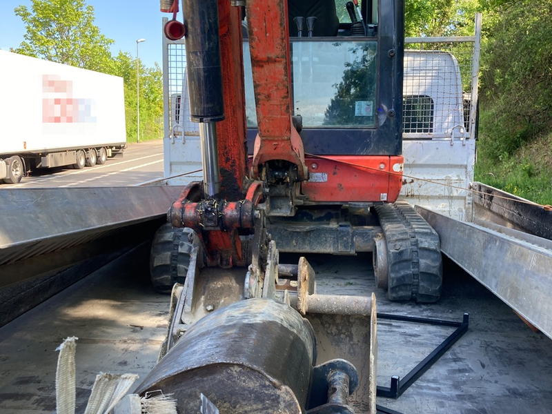 POL-WE: + Kontrollen des Verkehrsdienstes + Fenster hält stand + Heckscheibe eingeschlagen + Lack zerkratzt + - Foto: presseportal.de