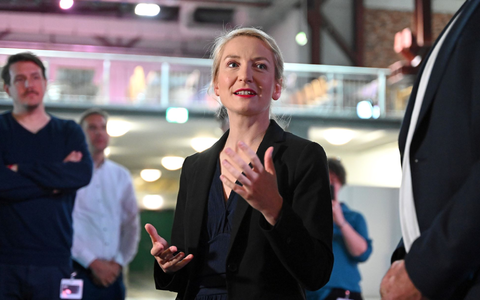 Linken-Chefin Ines Schwerdtner stellt Bedingungen für Gespräche mit der Union. - Foto: Elisa Schu/dpa