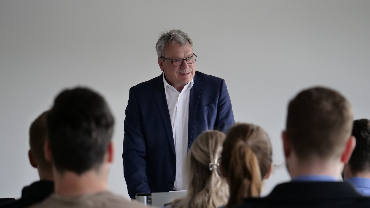 POL-PPWP: Polizeipräsident begrüßt Neuzugänge - Foto: presseportal.de