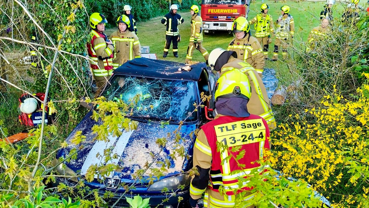 FW-OLL: Realistische Verkehrsunfallübung der Feuerwehren Sage und Huntlosen - Foto: presseportal.de