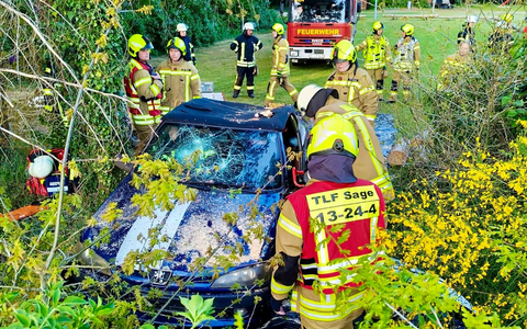 FW-OLL: Realistische Verkehrsunfallübung der Feuerwehren Sage und Huntlosen - Foto: presseportal.de